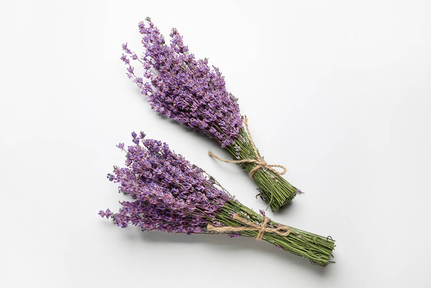 Boeketten van lavendel bloemen op witte achtergrond - Foto, afbeelding