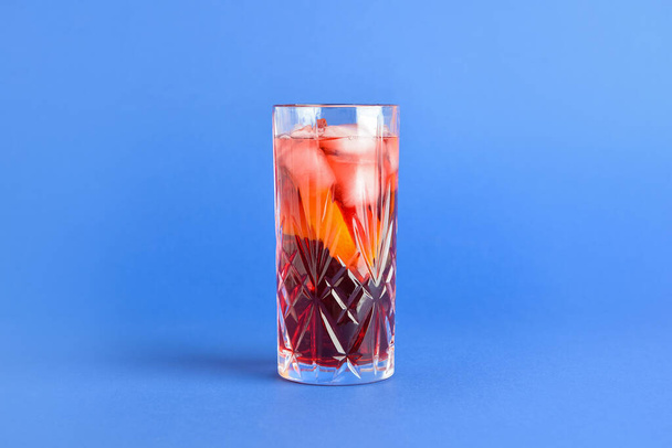 Glass of tasty Negroni cocktail on color background - Φωτογραφία, εικόνα
