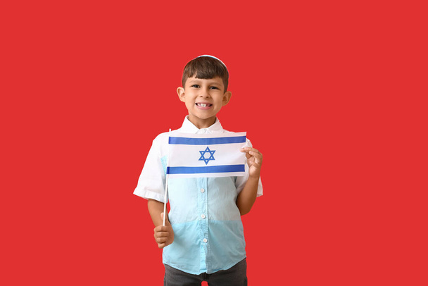 Niño pequeño con la bandera de Israel sobre fondo de color - Foto, imagen