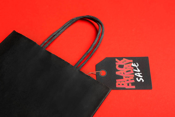 Bevásárlótáska és címke szöveggel BLACK FRIDAY ELADÓ színes háttér - Fotó, kép