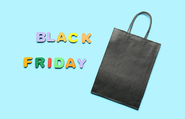 Текст Черный пятница и сумка для покупок на цветном фоне - Фото, изображение