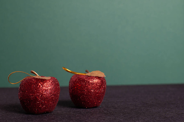 Червоні яблука з золотим листям зеленого чорного фону
 - Фото, зображення