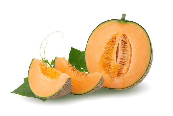 Melone intero e fetta di melone giapponese, melone arancione o melone melone con semi isolati su fondo bianco - Foto, immagini