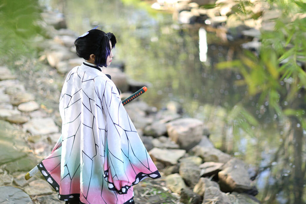Japón anime cosplay retrato de chica con traje cómico con jardín temático japonés - Foto, imagen