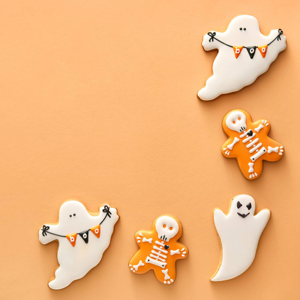 Lekkere koekjes voor Halloween viering op kleur achtergrond - Foto, afbeelding
