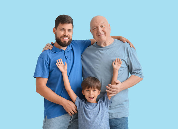 Happy man, zijn kleine zoon en vader op kleur achtergrond - Foto, afbeelding