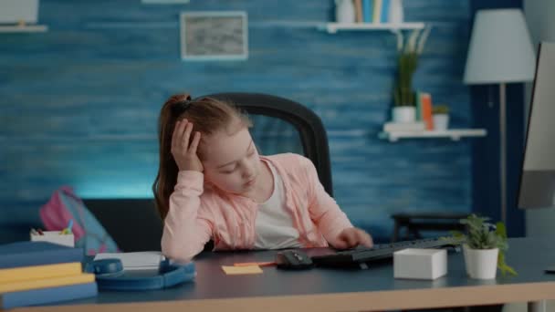 Εξαντλημένο παιδί που κοιτάζει τον υπολογιστή για online μαθήματα - Πλάνα, βίντεο