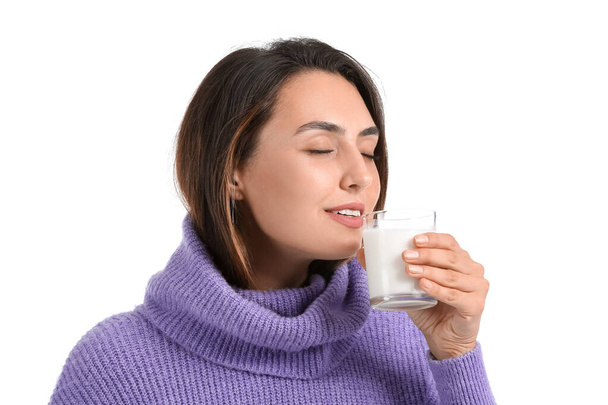 Mujer joven con vaso de leche fresca sobre fondo blanco - Foto, imagen