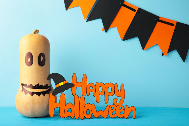 Beschriftung Happy Halloween mit Kürbis auf blauem Hintergrund. Ansicht von oben - Foto, Bild