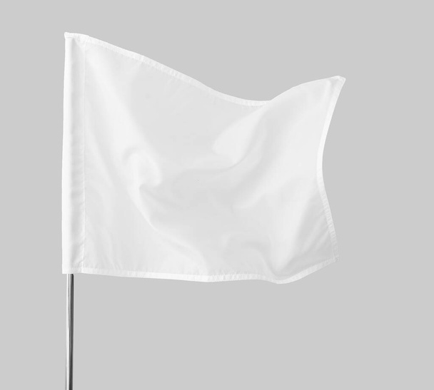 Λευκή σημαία σε γκρι φόντο - Φωτογραφία, εικόνα