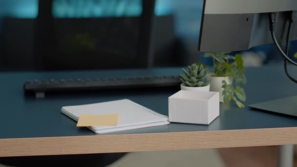Jegyzetfüzet közeli az asztalon számítógéppel és tollakkal - Felvétel, videó