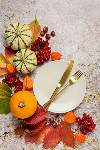 色の背景に秋の装飾が施された美しいテーブル設定 - 写真・画像