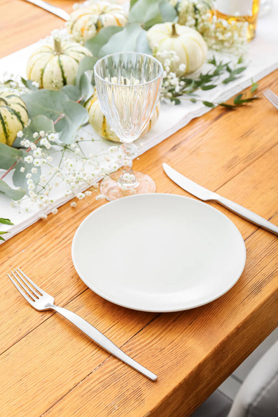 Накрытие стола, тыквы и цветочный декор в ресторане - Фото, изображение