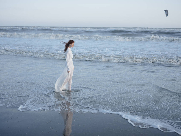 Жінка в білій сукні пляж океан ходити свіжим повітрям
 - Фото, зображення