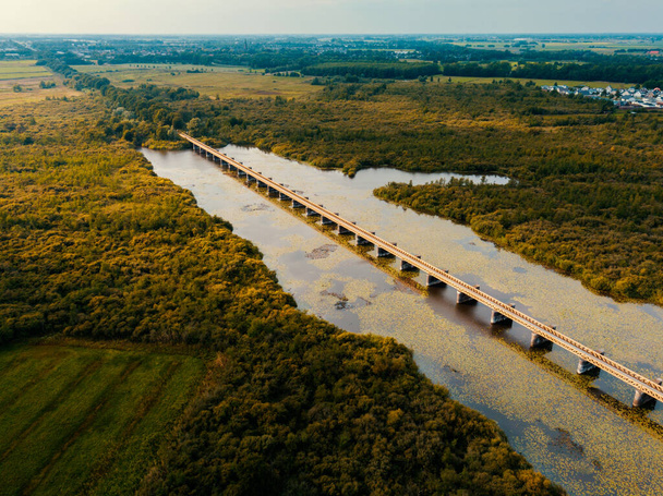 Widok z lotu ptaka historycznego mostu w Holandii - Zdjęcie, obraz