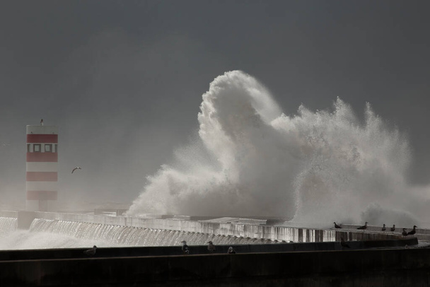 Douro Flussmündung neuer Pier und Leuchtturm unter schwerem Sturm - Foto, Bild