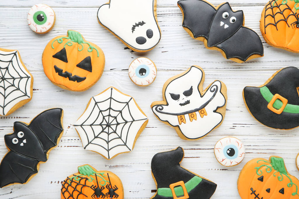 Halloween gingerbread cookies on white wooden table - Foto, immagini