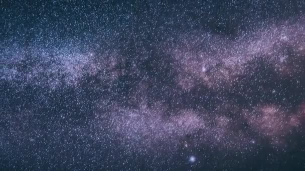 Cielo stellato notturno con stelle luminose. Brillante bagliore di stelle del cielo e galassia della Via Lattea. Sfondo naturale - Filmati, video