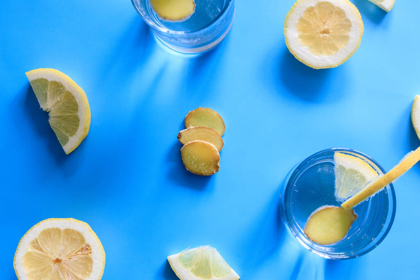 some drinks on citrus on a blue background - Фото, изображение