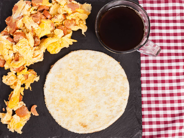 Традиционный латиноамериканский завтрак; Белая кукуруза Арепа с омлетом - Фото, изображение