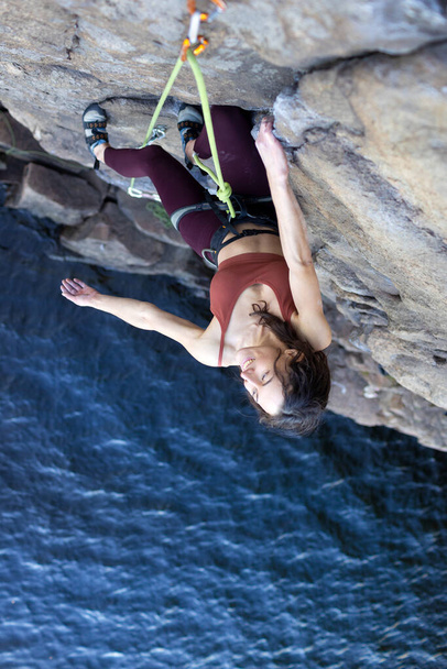 belle fille grimpe le rocher. escalade sportive dans la nature. sport extrême. forme physique et beaut - Photo, image