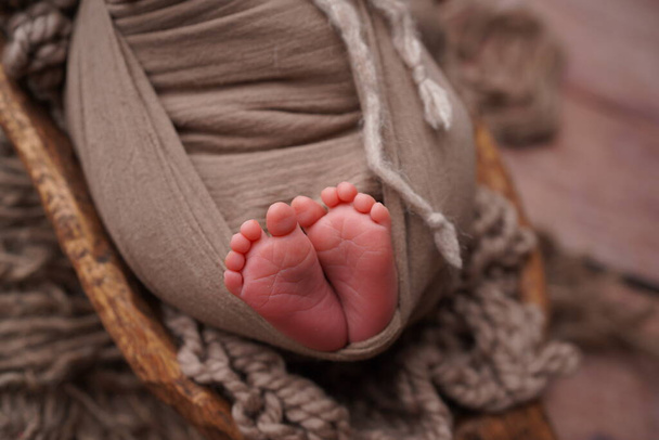 Сплячий новонароджений хлопчик у перші дні життя. Фотосесія новонароджених
. - Фото, зображення