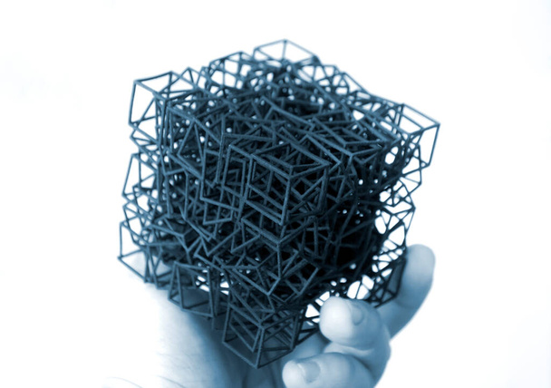 Persoon met object afgedrukt op professionele 3D printer - Foto, afbeelding