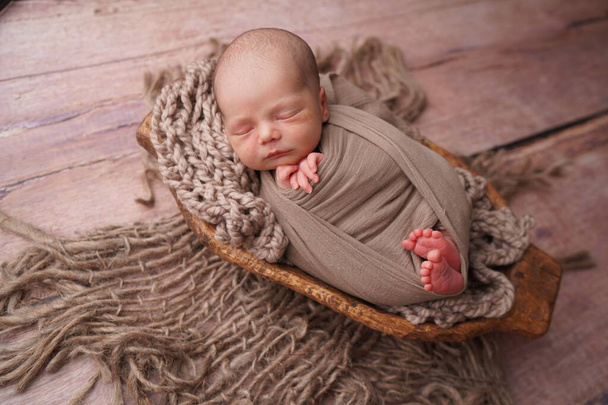 Yaşamın ilk günlerinde uyuyan yeni doğmuş çocuk. Yeni doğan fotoğraf oturumu. - Fotoğraf, Görsel
