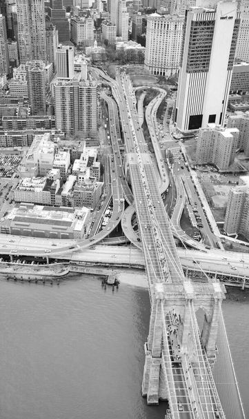 ニューヨーク市のヘリコプターからのブルックリン橋の空中ビュー。高層ビルからの都市スカイライン- NY -アメリカ - 写真・画像
