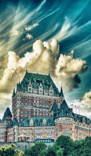 Hotel de Frontenac, Quebec. Beroemd stadskasteel bij zonsondergang, Uitzicht naar boven - Foto, afbeelding