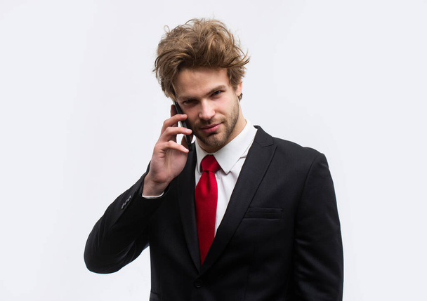 Retrato del hombre hablando por teléfono aislado. - Foto, imagen