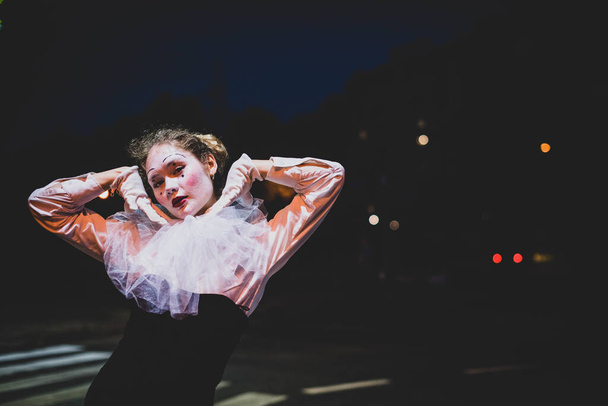 La fille avec le maquillage du mime. improvisation. Costume pour Halloween. mime montre différentes émotions. Triste clown. Ambiance du soir. - Photo, image
