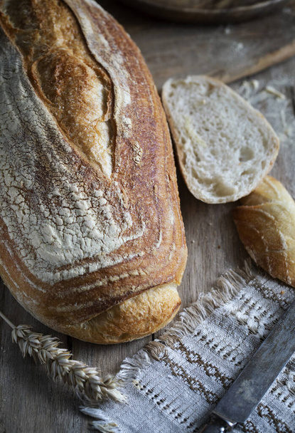 Свіжий білий пшеничний хліб на сільському столі
 - Фото, зображення