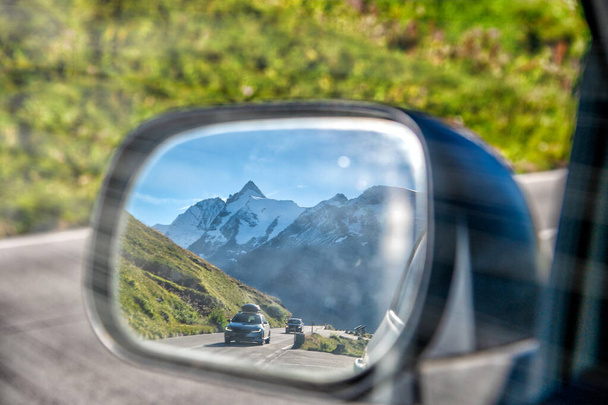 Δρόμος προς μια βουνοκορφή, θέα από τον καθρέφτη του αυτοκινήτου - Φωτογραφία, εικόνα