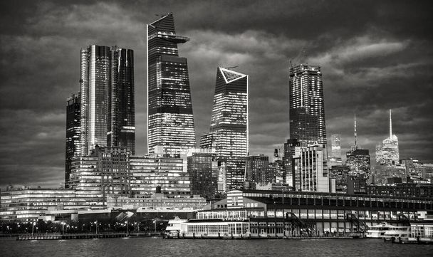 Şehir merkezi New York ve Hudson Yards hareket halindeki bir feribottan gün batımında - Fotoğraf, Görsel