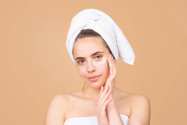 Beauty face of a cheerful attractive girl with towel on head, isolated. Moisturized healthy skin, morning spa, beauty routine, facial treatment. - Foto, Imagem