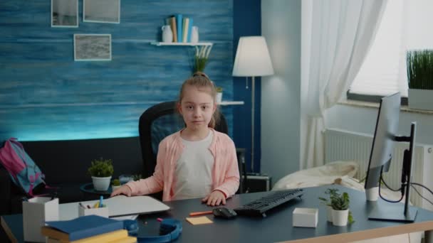 Kleines Kind hält Sprechblase für Hilfe bei den Hausaufgaben - Filmmaterial, Video