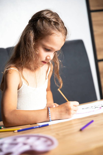 A gyermek kreatív fejlődése. A lány rajzol. Rajzóra. művészet - Fotó, kép