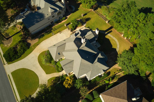 ゴルフ場と黄金の時間の間に撮影された美しい庭園と郊外のサブディビジョンの家のクラスタの空中トップダウンパノラマビュー - 写真・画像