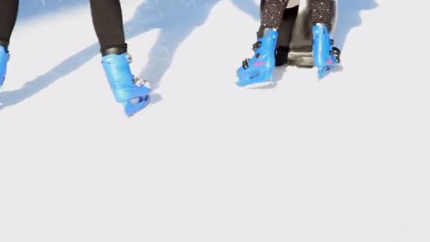 Zbliżenie portret ludzi nogi w łyżwach - Materiał filmowy, wideo