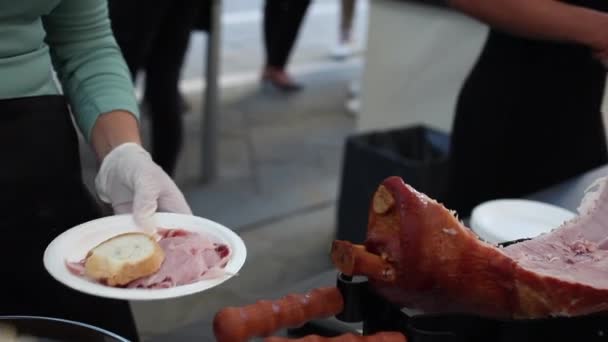Vrouw regelen brood en de plakken ham op het bord. Deze ham in het Italiaans heet prosciutto cotto - Video