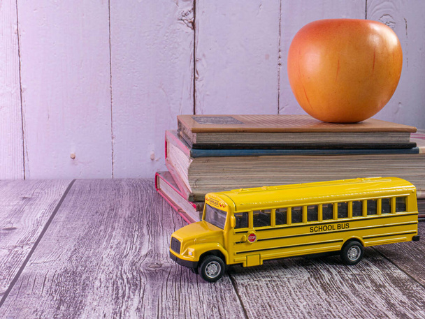 Le bus scolaire sur la table en bois pour l'éducation concéder - Photo, image