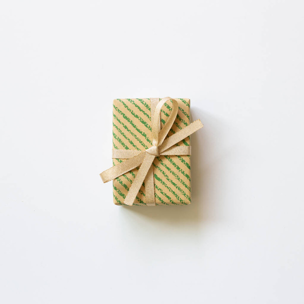 Boîte cadeau brun à rayures vertes isolée sur fond blanc. vue du dessus, espace de copie - Photo, image