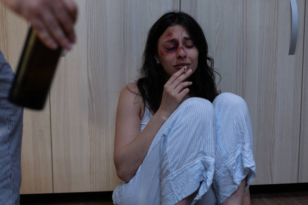 Primo piano di una donna maltrattata che piange a causa della violenza domestica - Foto, immagini