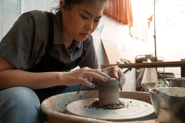 La mujer asiática haciendo trabajos de diseño artesanal. - Foto, imagen