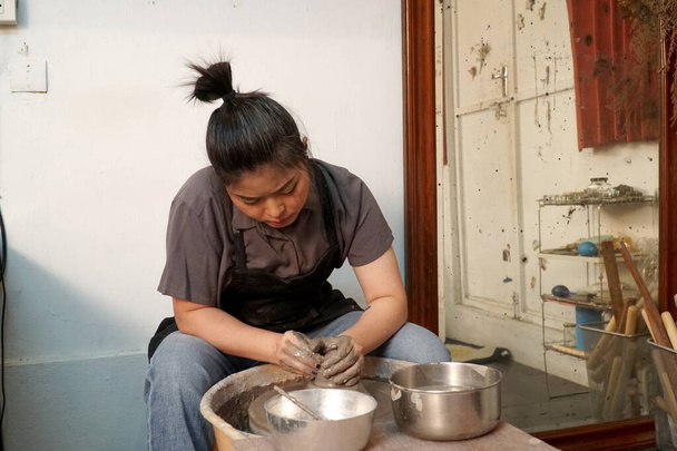 Az ázsiai nő kézműves munkákat végez. - Fotó, kép