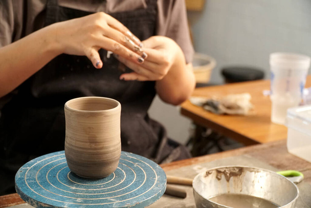 La mujer asiática haciendo trabajos de diseño artesanal. - Foto, Imagen