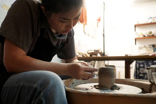 La donna asiatica che fa lavori di design artigianale. - Foto, immagini