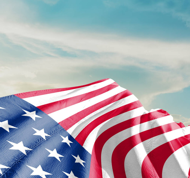 Amerykańska flaga narodowa machająca pięknymi chmurami. - Zdjęcie, obraz