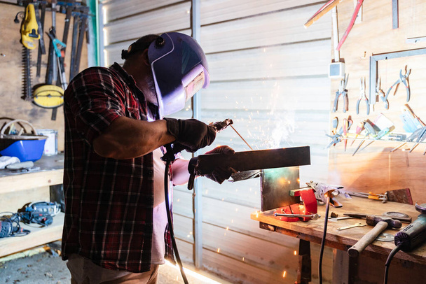 Un réparateur caucasien dans un atelier - Photo, image